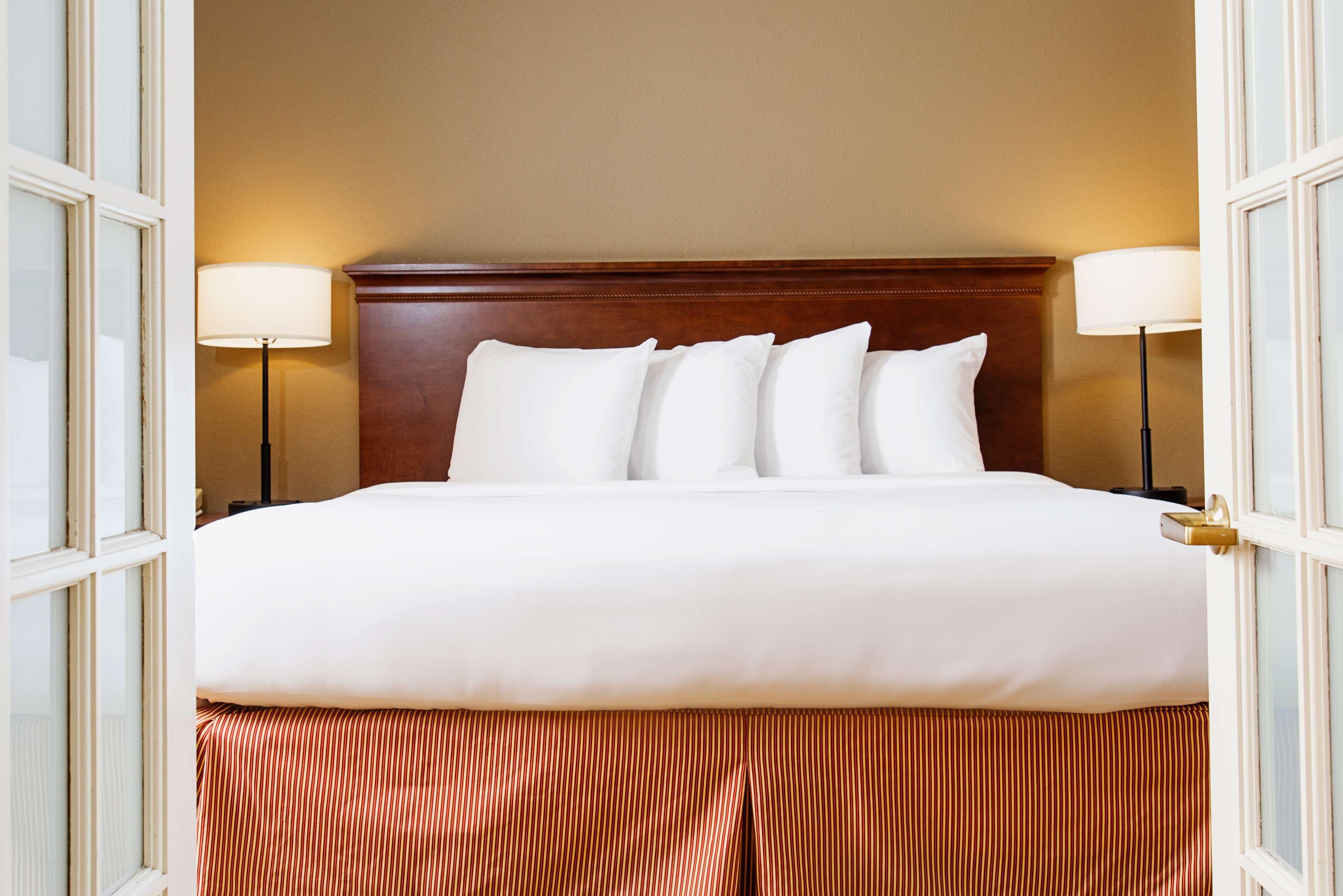 Country & By Radisson, Milwaukee West , Wi Hotel