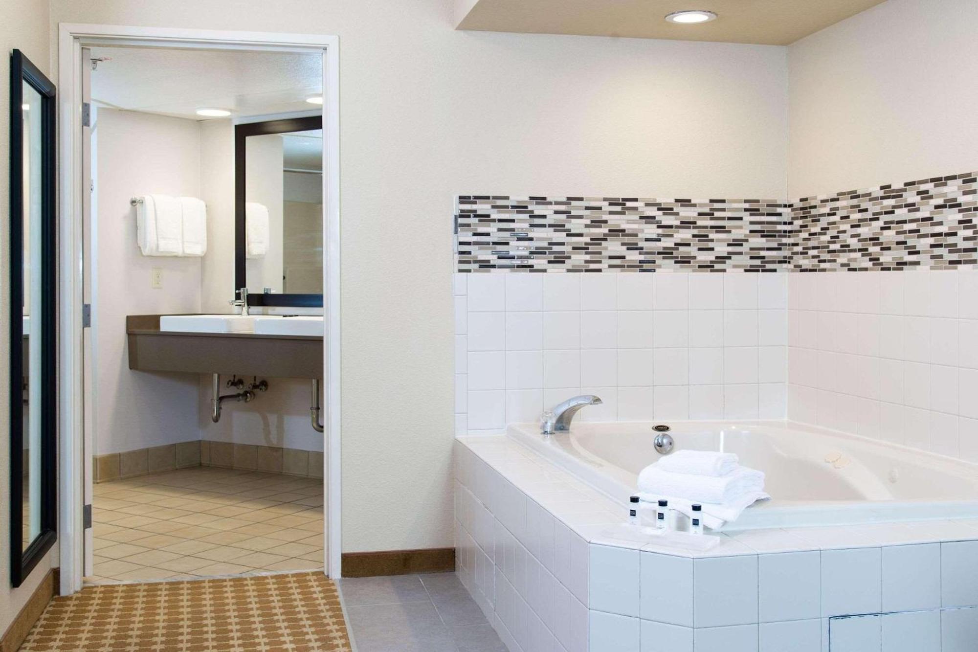 Country & By Radisson, Milwaukee West , Wi Hotel 3*